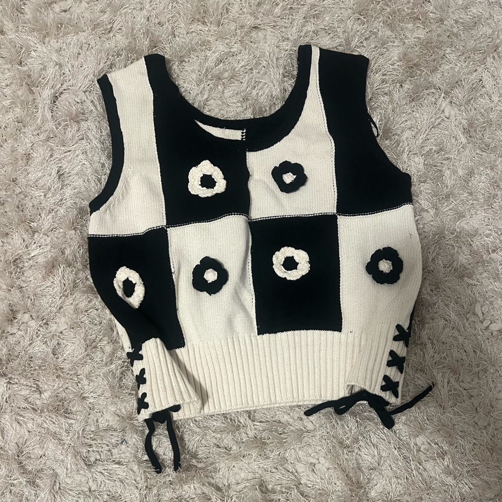 Belk Black and White Ribbed Crop Tank Top